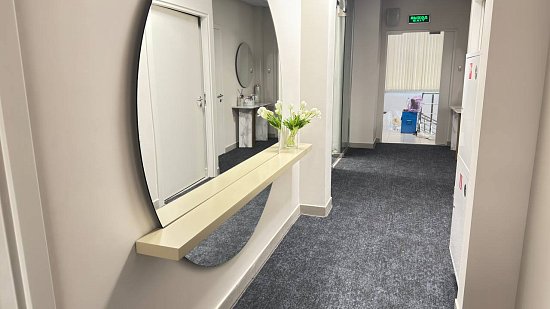 Качество и профессионализм: монтаж ковролина Corel в коридоре Академии здравоохранения в Москве