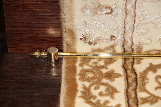 Укладка ковровой дорожки в частном доме на лестнице и монтаж ковродержателей