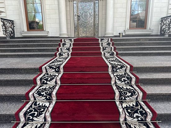 Монтаж красной ковровой дорожки Валенсия: Преобразование входной зоны загородного дома