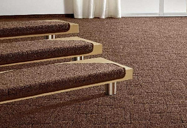 Монтаж накладок на ступени