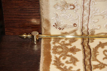 Укладка ковровой дорожки в частном доме на лестнице и монтаж ковродержателей